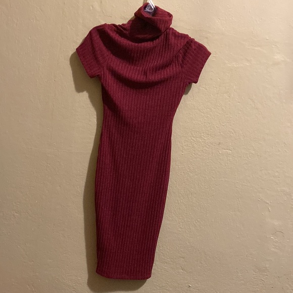 Hourglass shape red dress - Picture 2 of 3